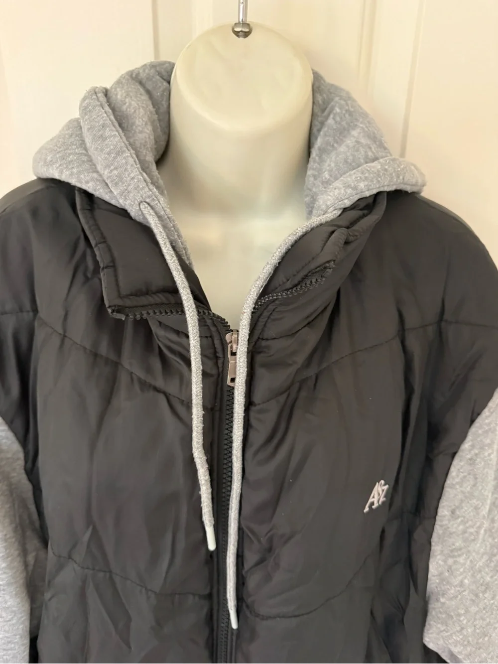 AEROPOSTALE Y2K Black Puffer Jacket with Gray Hooded Sleeves - Men's